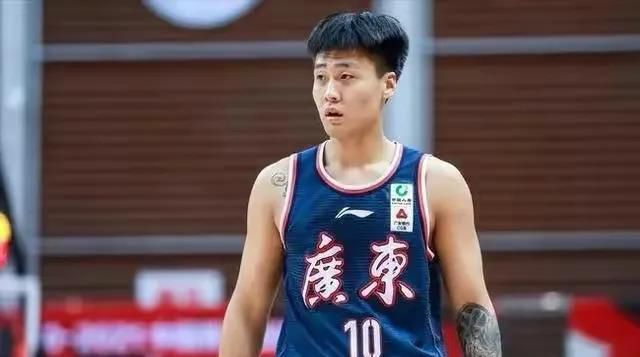 他扒开内裤舌头伸了进去
